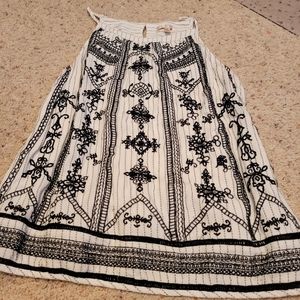 Skies are blue women's embroidered tank size M